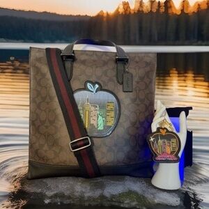 ❌❌SOLD❌❌EUC Coach Graham Tote New York Souvenir Patch & Matching NWT Bag Charm 🤩